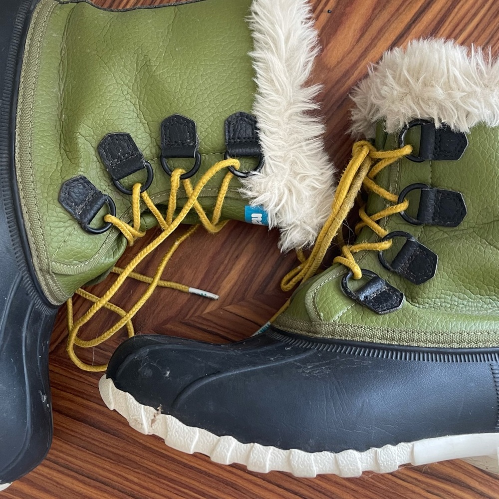 Native Jimmy rain boots ladies size 8
